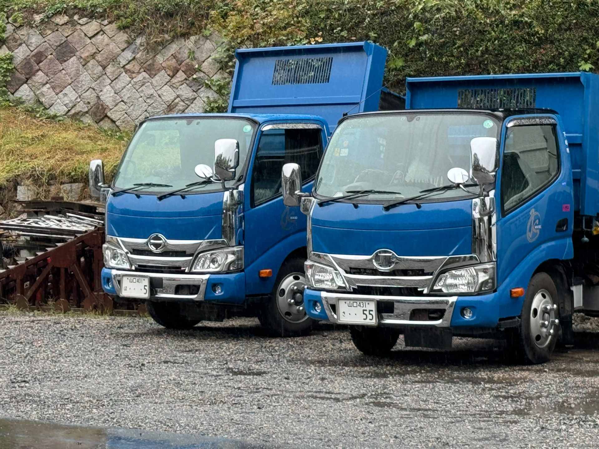 3トンダンプトラック